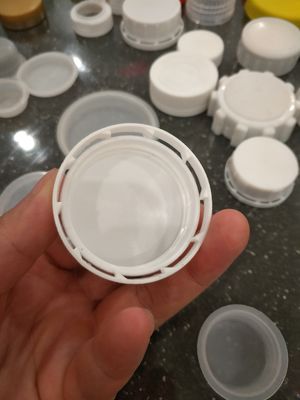 Casquillos 38m m plásticos a prueba de niños plásticos de los tapones de tuerca ISO9001 de la botella del PE