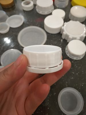Casquillos 38m m plásticos a prueba de niños plásticos de los tapones de tuerca ISO9001 de la botella del PE